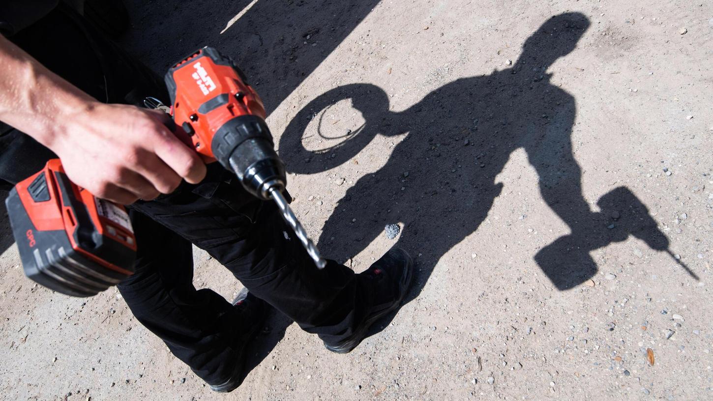 Bei der Polizei gehen zahlreiche Meldungen über betrügerische Handwerker ein (Symbolbild). Bei der Polizei gehen zahlreiche Meldungen über betrügerische Handwerker ein (Symbolbild).