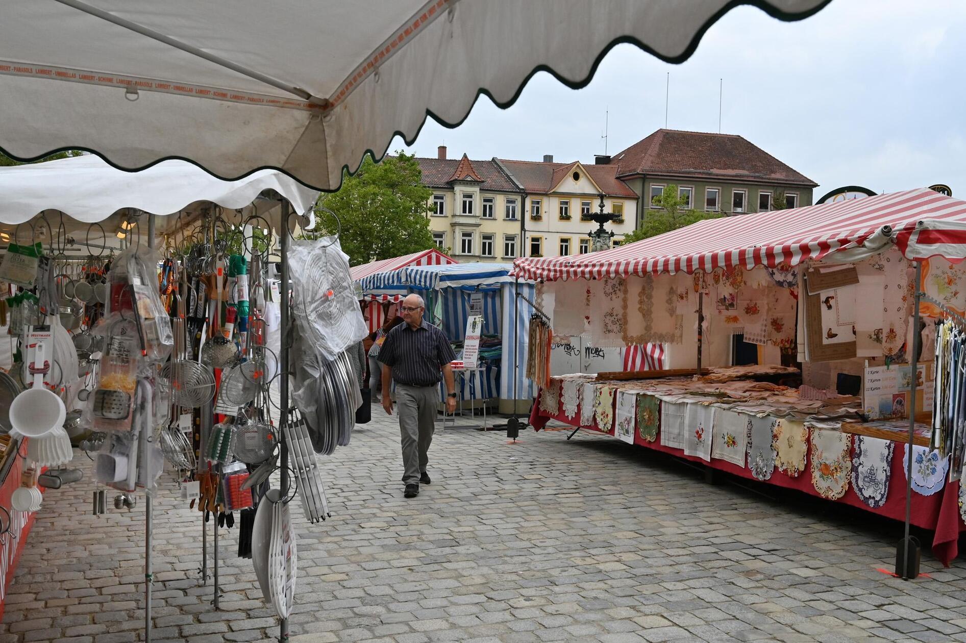 Auf dem Erlanger Augustmarkt gibt es am Schloßplatz wieder allerlei Nützliches. Dieses Jahr findet der Markt vom Donnerstag, 15. bis zum Donnerstag, 22. August, statt. Das Sortiment der Händler reicht von Küchenzubehör, Keramik und Tischdecken über fränkische Spezialitäten bis hin zu Schmuck, Kleidung und Accessoires und man kann den Markt von 9 Uhr bis 18.30 Uhr besuchen.