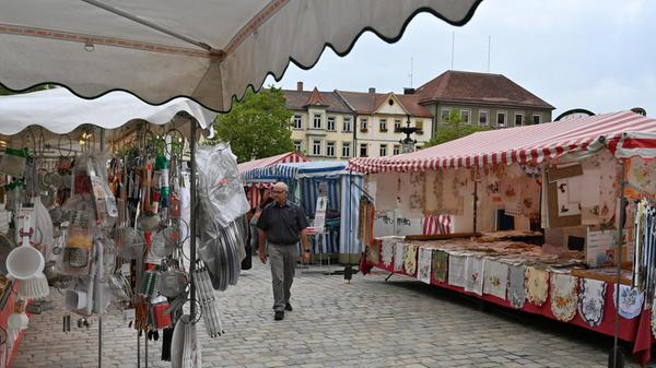 Auf dem Erlanger Augustmarkt gibt es am Schloßplatz wieder allerlei Nützliches. Dieses Jahr findet der Markt vom Donnerstag, 15. bis zum Donnerstag, 22. August, statt. Das Sortiment der Händler reicht von Küchenzubehör, Keramik und Tischdecken über fränkische Spezialitäten bis hin zu Schmuck, Kleidung und Accessoires und man kann den Markt von 9 Uhr bis 18.30 Uhr besuchen.