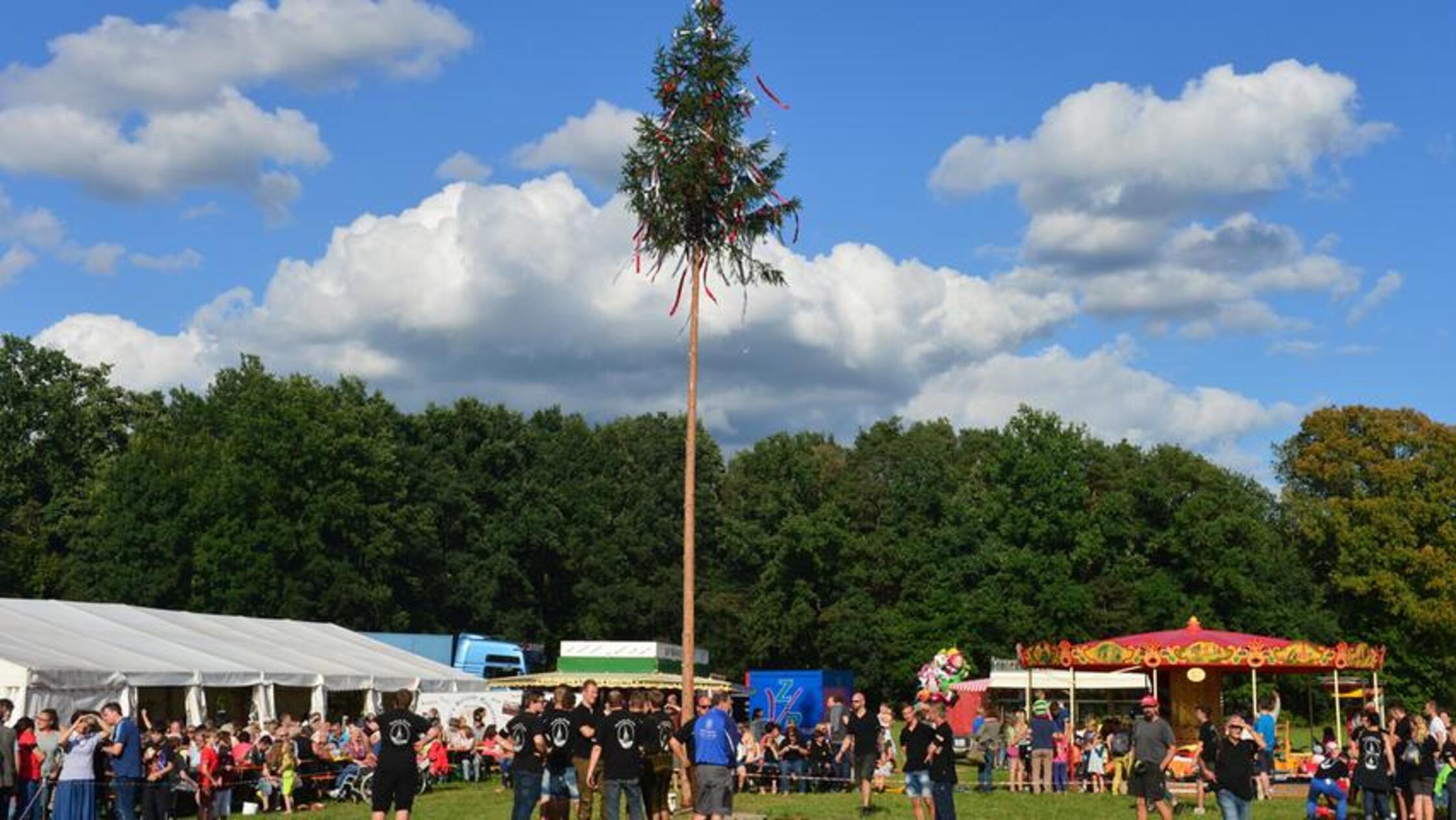 Im Erlanger Stadtteil Tennelohe startet am Freitag, 16. August, das festliche Treiben der Kirchweih. Auf der Schützenwiese kommen Jung und Alt zusammen und feiern gemeinsam. Rund um den Kirchweihbaum gibt es Fahr- und Vergnügungsgeschäfte.