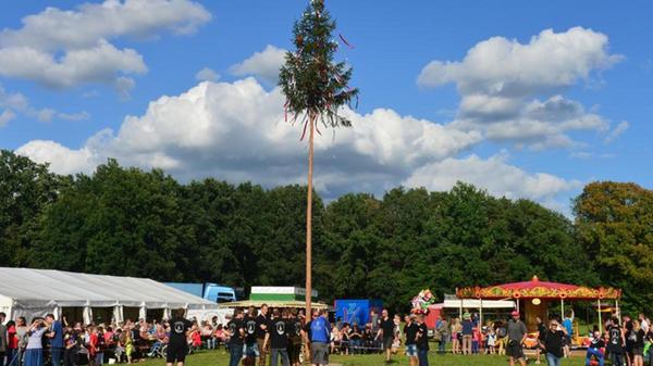 Im Erlanger Stadtteil Tennelohe startet am Freitag, 16. August, das festliche Treiben der Kirchweih. Auf der Schützenwiese kommen Jung und Alt zusammen und feiern gemeinsam. Rund um den Kirchweihbaum gibt es Fahr- und Vergnügungsgeschäfte.