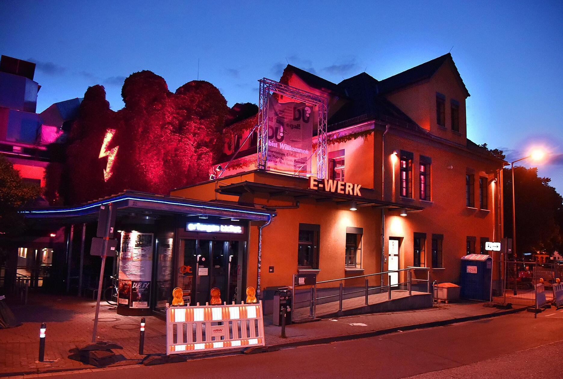 Im E-Werk Biergarten findet am Freitag, 16. August, ein Flinta-Abend statt. Geboten werden Workshops und Mitmach-Aktionen, bei denen man sich vernetzen kann. Der Flinta-Abend bietet die Möglichkeit, sich in entspannter Atmosphäre zu treffen und ist ein Raum für Austausch und Solidarität. Das Programm beinhaltet kreative Workshops wie Armbänder prägen und Makramee knüpfen bis hin zum Dekorieren von Cupcakes.