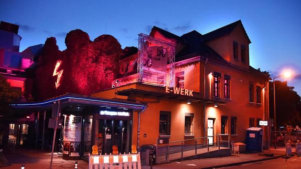 Im E-Werk Biergarten findet am Freitag, 16. August, ein Flinta-Abend statt. Geboten werden Workshops und Mitmach-Aktionen, bei denen man sich vernetzen kann. Der Flinta-Abend bietet die Möglichkeit, sich in entspannter Atmosphäre zu treffen und ist ein Raum für Austausch und Solidarität. Das Programm beinhaltet kreative Workshops wie Armbänder prägen und Makramee knüpfen bis hin zum Dekorieren von Cupcakes.