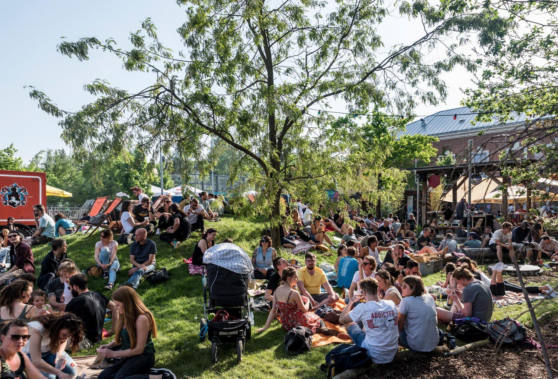 Bummeltechno und Pop gibt es am Freitag, 16. August, im Z-Bau zu hören. DJ Amerika mischt das Publikum mit seinen entspannten Beats und ins Ohr gehenden Melodien auf.