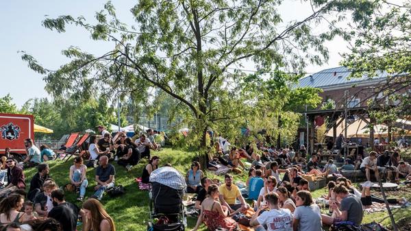 Bummeltechno und Pop gibt es am Freitag, 16. August, im Z-Bau zu hören. DJ Amerika mischt das Publikum mit seinen entspannten Beats und ins Ohr gehenden Melodien auf.