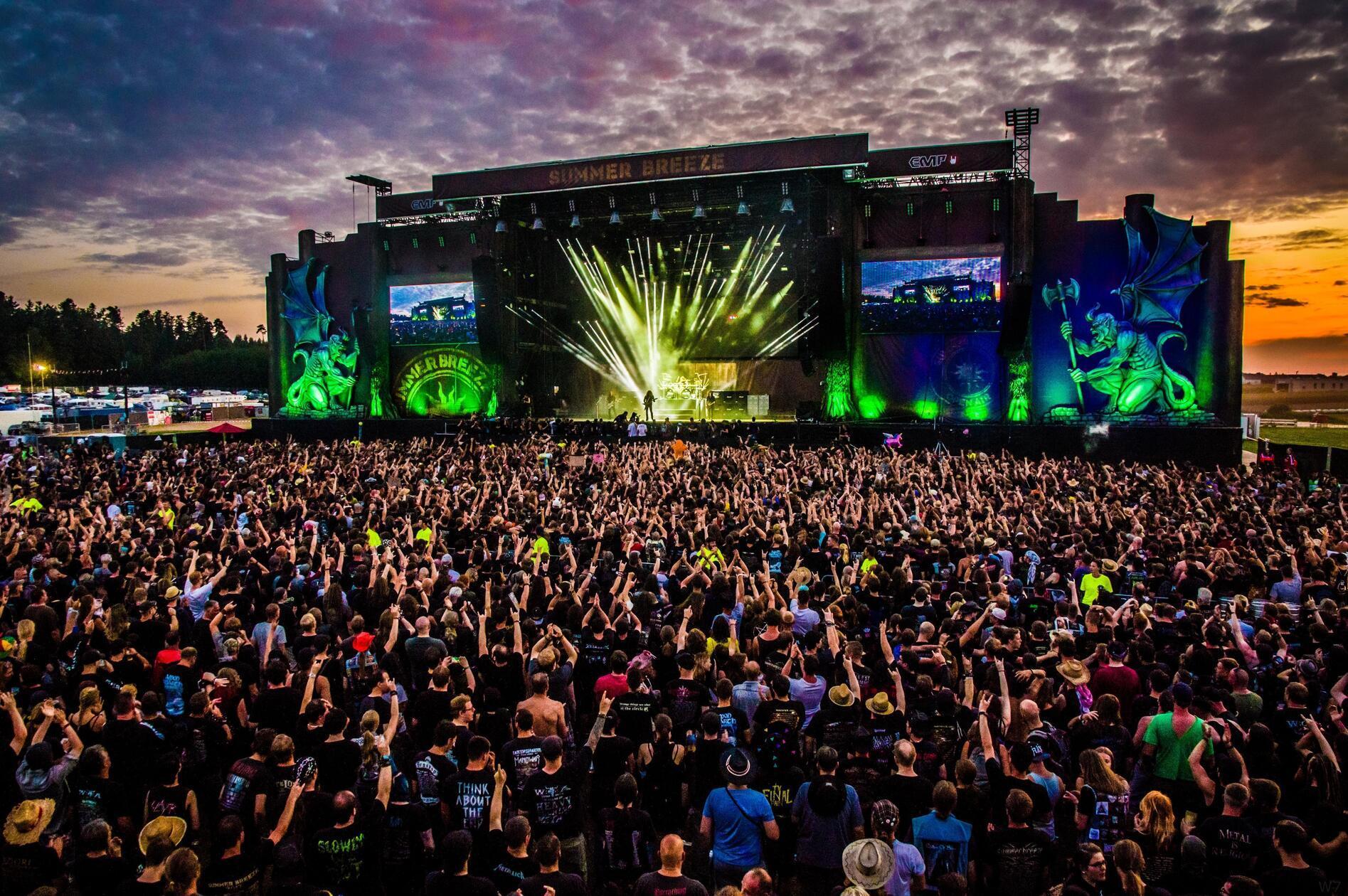 Zum 15. Mal findet das "Summer Breeze" in Dinkelsbühl statt. Vom Freitag, 16. bis zum Montag, 19. August kommen Metal-Fans voll auf ihre Kosten. Festivalbesucher können sich auf Bands aus den Musikrichtungen Death Metal, Hardcore Punk und Metalcore freuen. Die Bands "Powerwolf", "Megadeth", "In Flames" "Trivium" oder "In Extremo" bilden dieses Jahr die musikalischen Höhepunkte des mehr als 130 Acts starken Line-ups.