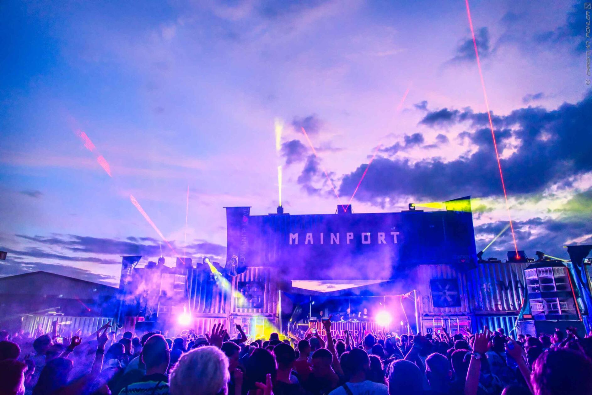 Das Container Love Festival am Nürnberger Hafen findet am Samstag, 17. August, statt. Es erwartet Sie eine einzigartige Festivalatmosphäre vor der beeindruckenden Kulisse von Containern und Hafenkränen. Direkt am Hafenbecken entsteht eine kleine Stadt, in der pulsierende Beats zu hören sind. Auf drei Floors wartet ein hochkarätiges Line-up aus nationalen und internationalen Künstlern.