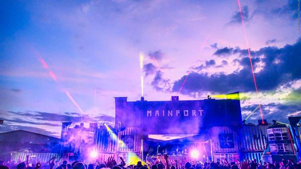 Das Container Love Festival am Nürnberger Hafen findet am Samstag, 17. August, statt. Es erwartet Sie eine einzigartige Festivalatmosphäre vor der beeindruckenden Kulisse von Containern und Hafenkränen. Direkt am Hafenbecken entsteht eine kleine Stadt, in der pulsierende Beats zu hören sind. Auf drei Floors wartet ein hochkarätiges Line-up aus nationalen und internationalen Künstlern.