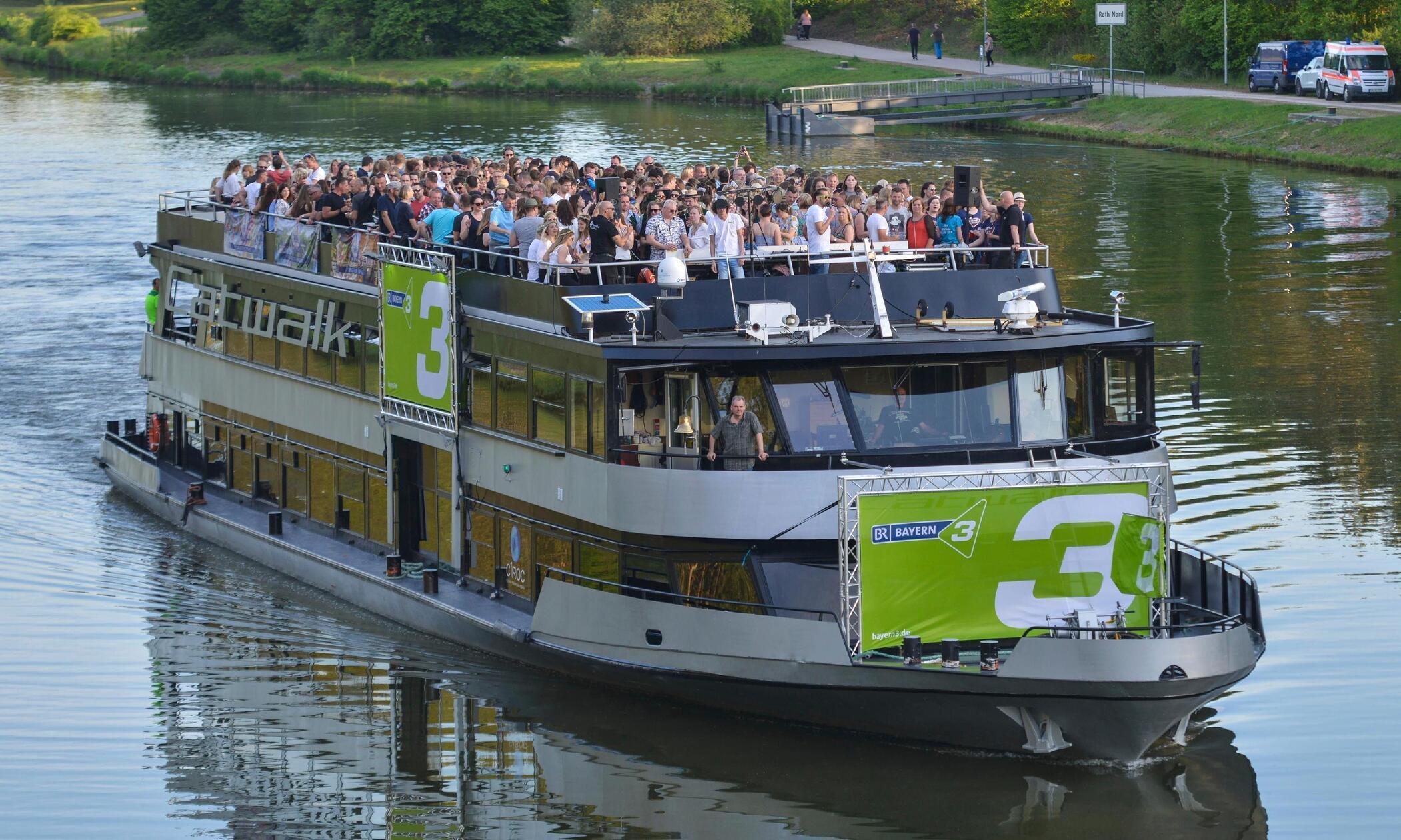 Das Bayern 3 Partyschiff legt am Freitag, 16. August, in Erlangen und am Samstag, 17. August, in Fürth an. Mit drei DJs kann man hier auf Bayerns Flüssen feiern. Auf drei Decks legen die DJs auf, man kann die Musik also unter freiem Himmel auf dem Sonnendeck, im Mitteldeck und im Schiffsbauch genießen. Um 19.30 Uhr legt das Schiff ab und kommt gegen 0.30 Uhr zurück am Anleger an.