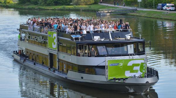 Das Bayern 3 Partyschiff legt am Freitag, 16. August, in Erlangen und am Samstag, 17. August, in Fürth an. Mit drei DJs kann man hier auf Bayerns Flüssen feiern. Auf drei Decks legen die DJs auf, man kann die Musik also unter freiem Himmel auf dem Sonnendeck, im Mitteldeck und im Schiffsbauch genießen. Um 19.30 Uhr legt das Schiff ab und kommt gegen 0.30 Uhr zurück am Anleger an.