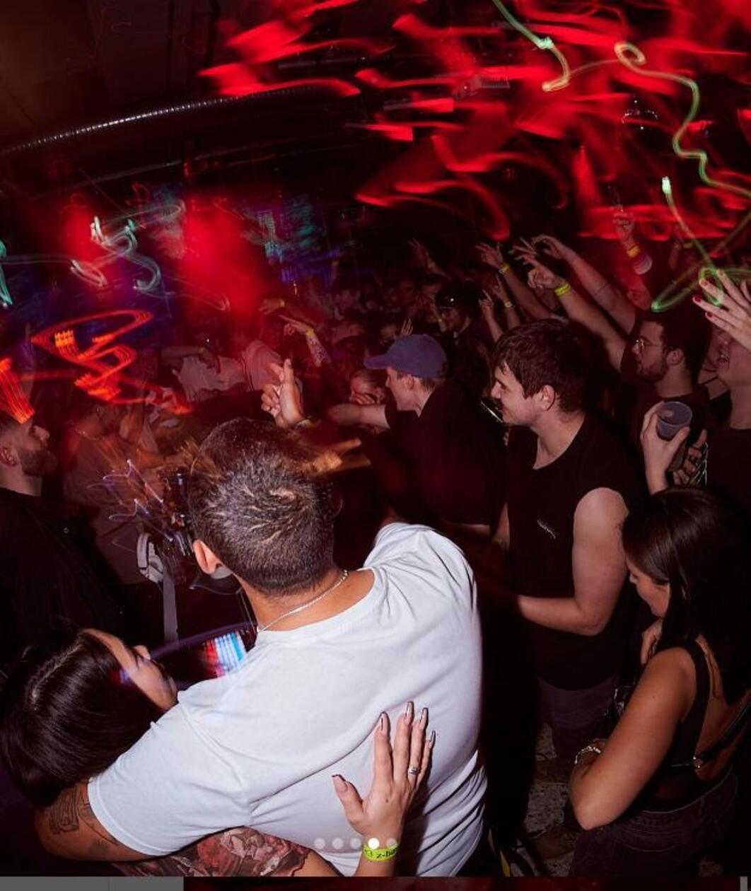 Im Hirsch wird am Freitag, die Fever Dream x Penthouse Party gefeiert. Zehn Acts spielen auf zwei Floors ihre besten Tracks und von 17 Uhr biss 22 Uhr gibt es Afro-, Melodic- und Tech-House auf die Ohren. Ab 22 Uhr geht es dann mit Hyper-Trance, Future-Trance und Hard-House weiter.