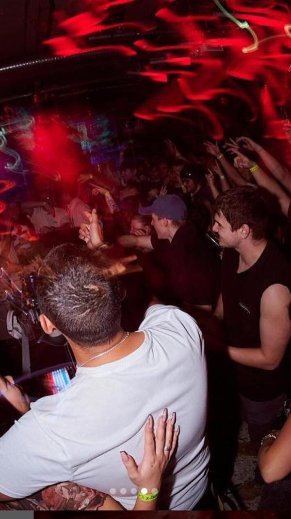 Im Hirsch wird am Freitag, die Fever Dream x Penthouse Party gefeiert. Zehn Acts spielen auf zwei Floors ihre besten Tracks und von 17 Uhr biss 22 Uhr gibt es Afro-, Melodic- und Tech-House auf die Ohren. Ab 22 Uhr geht es dann mit Hyper-Trance, Future-Trance und Hard-House weiter.