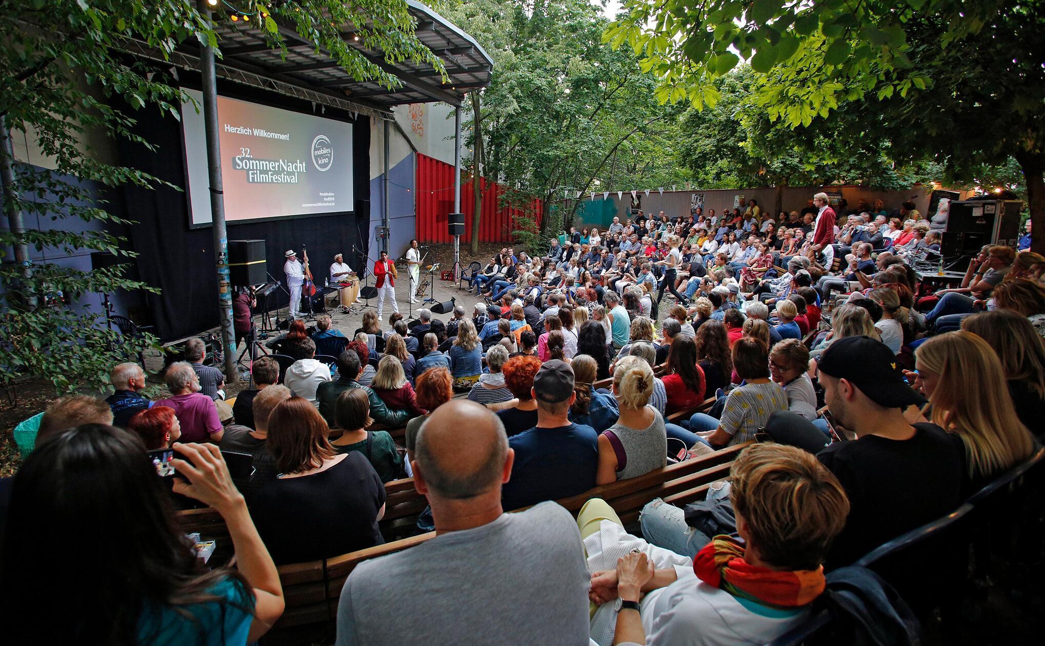 Das SommerNachtFilmFestival liefert den ganzen August lang ein Programm an 11 verschiedenen Spielorten mit 100 Filmvorführungen. Am Freitag, 16. August, kann man den Film "One for the Road" im Marienbergpark in Nürnberg anschauen. In Schwabach läuft am Samstag, 17. August, der Film "Oh la la - Wer ahnt denn sowas?". Das ganze Programm finden Sie auf der Website.