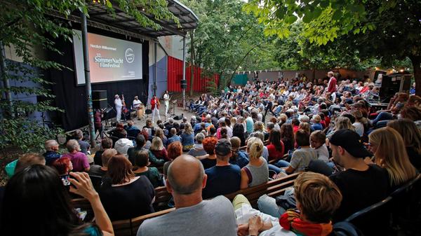 Das SommerNachtFilmFestival liefert den ganzen August lang ein Programm an 11 verschiedenen Spielorten mit 100 Filmvorführungen. Am Freitag, 16. August, kann man den Film "One for the Road" im Marienbergpark in Nürnberg anschauen. In Schwabach läuft am Samstag, 17. August, der Film "Oh la la - Wer ahnt denn sowas?". Das ganze Programm finden Sie auf der Website.