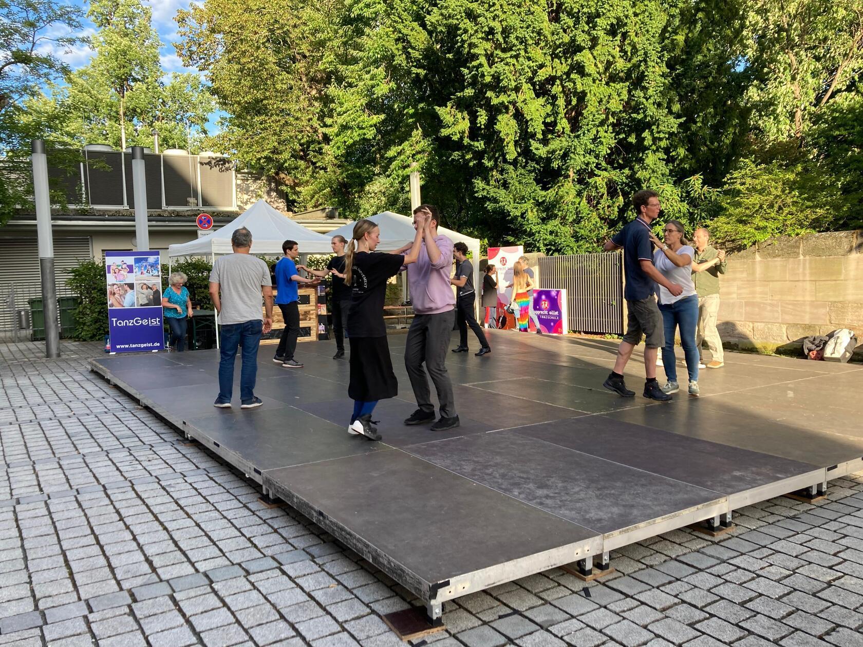 In Erlangen im Markgrafentheater ist am Samstag, 17. August, ein buntes Tanzprogramm zum Mitmachen, Zuschauen, Fühlen und Spüren unter freiem Sommerhimmel geboten. Beginn ist um 17 Uhr und bis 22 Uhr kann getanzt werden.