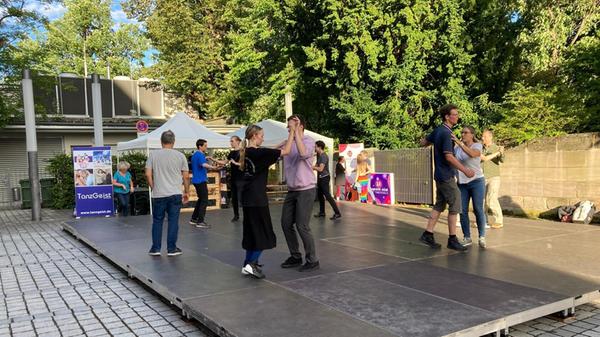 In Erlangen im Markgrafentheater ist am Samstag, 17. August, ein buntes Tanzprogramm zum Mitmachen, Zuschauen, Fühlen und Spüren unter freiem Sommerhimmel geboten. Beginn ist um 17 Uhr und bis 22 Uhr kann getanzt werden.