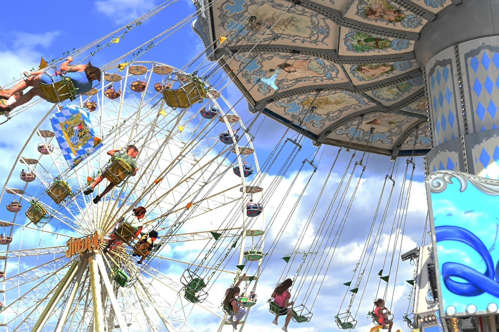 In Neumarkt ist noch bis Montag, 19. August, das Volksfest angesagt. Das Jura-Volksfest findet auf einem Festplatz am Kurt-Romstöck-Ring in Neumarkt statt und bietet zahlreiche Fahrgeschäfte, jede Menge Kulinarik und Live-Musik.