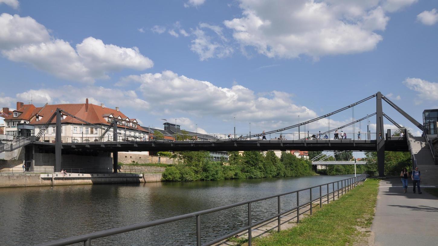 An der Kettenbrücke in Bamberg haben zwei zunächst Unbekannte einen 26-Jährigen ausgeraubt und danach in die Regnitz geschubst. (Symbolbild) An der Kettenbrücke in Bamberg haben zwei zunächst Unbekannte einen 26-Jährigen ausgeraubt und danach in die Regnitz geschubst. (Symbolbild)