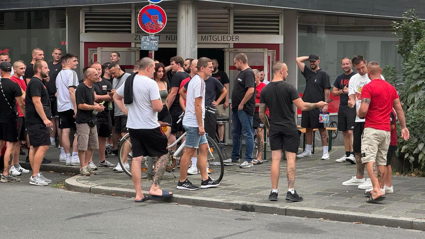 Am Dienstagabend besuchte Club-Coach Miroslav Klose (Zweiter von rechts) die FCN-Ultras der Gruppe "Banda di Amici". Am Dienstagabend besuchte Club-Coach Miroslav Klose (Zweiter von rechts) die FCN-Ultras der Gruppe "Banda di Amici".