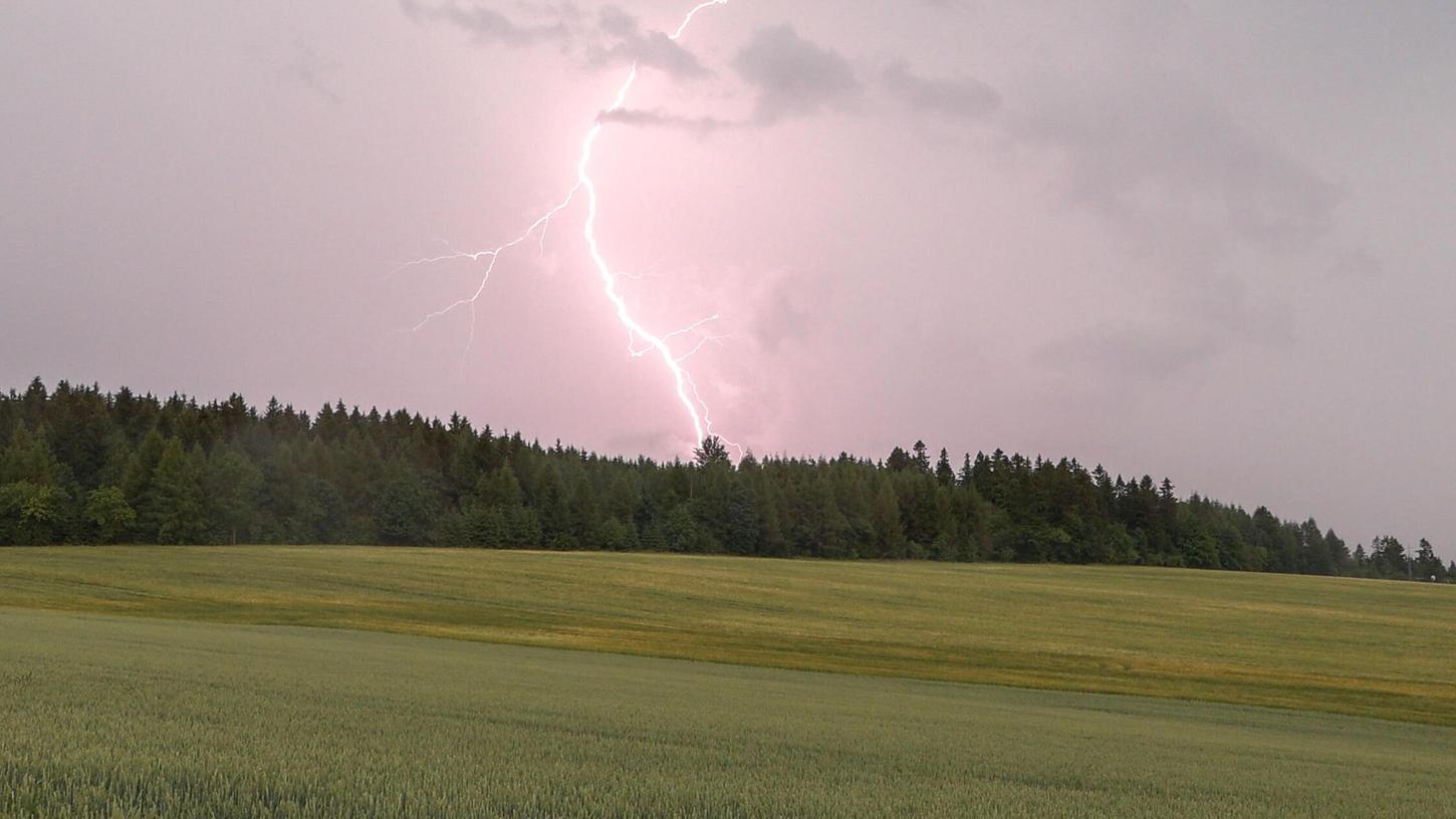 Auch am Mittwochabend ziehen erneut schwere Gewitter über die Region hinweg. (Symbolbild) Auch am Mittwochabend ziehen erneut schwere Gewitter über die Region hinweg. (Symbolbild)
