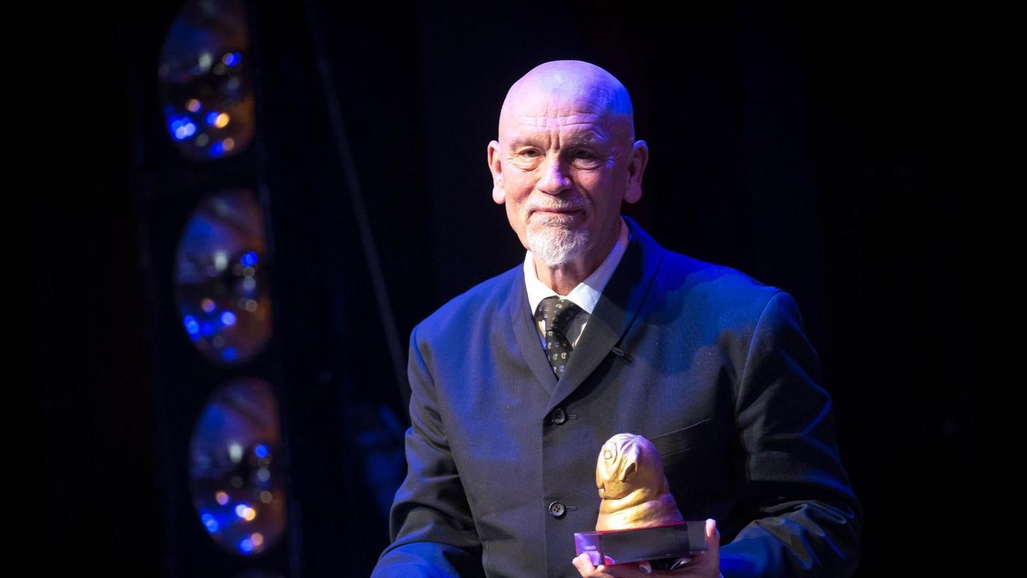 John Malkovich freut sich in Bremen über den "Goldenen Mops". Foto: Sina Schuldt/dpa John Malkovich freut sich in Bremen über den "Goldenen Mops". Foto: Sina Schuldt/dpa