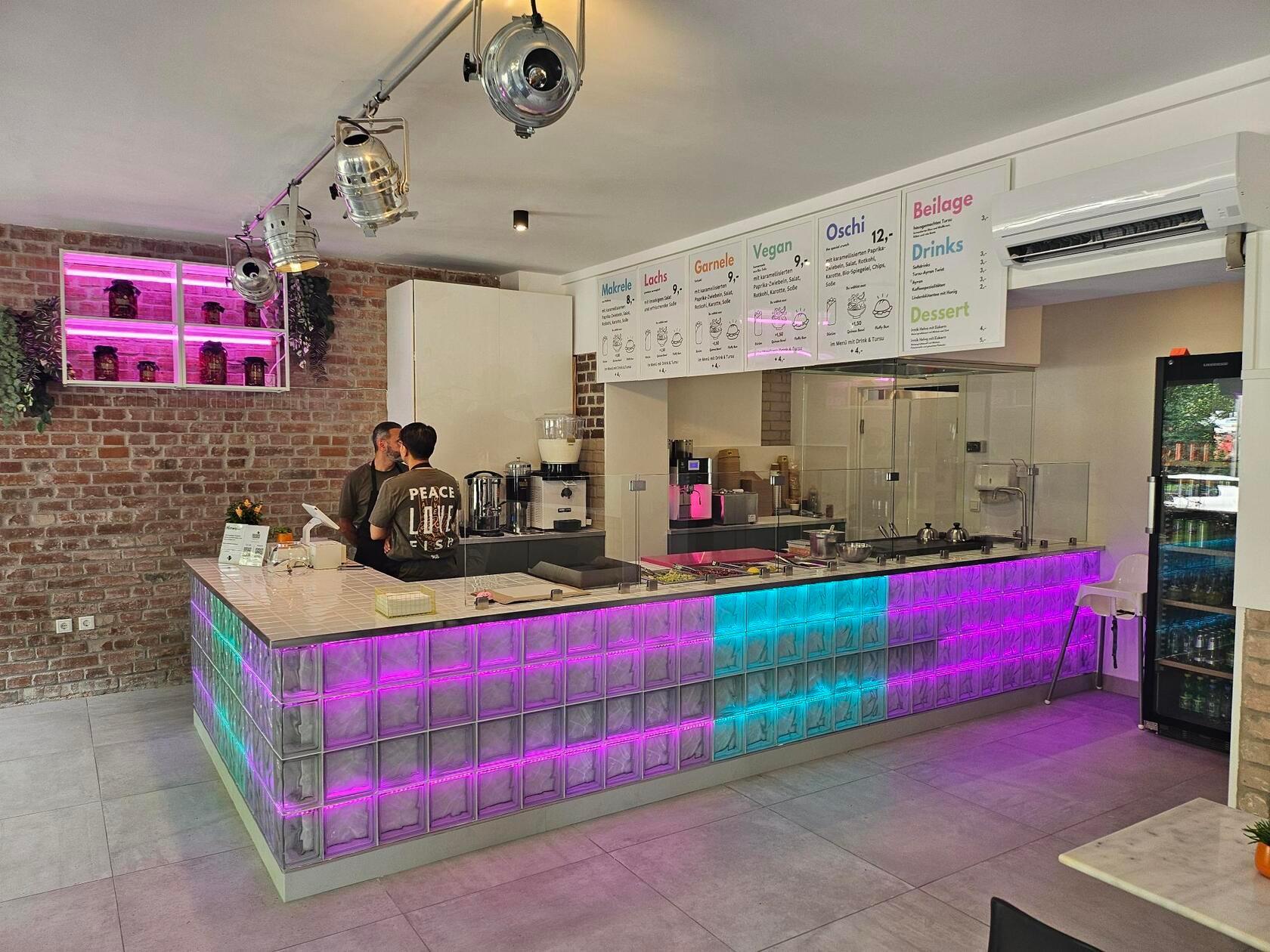 Die Theke haben Akin Atli und sein Schwager selbst gebaut und mit LEDs beleuchtet. 