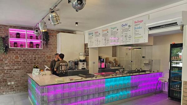 Die Theke haben Akin Atli und sein Schwager selbst gebaut und mit LEDs beleuchtet.