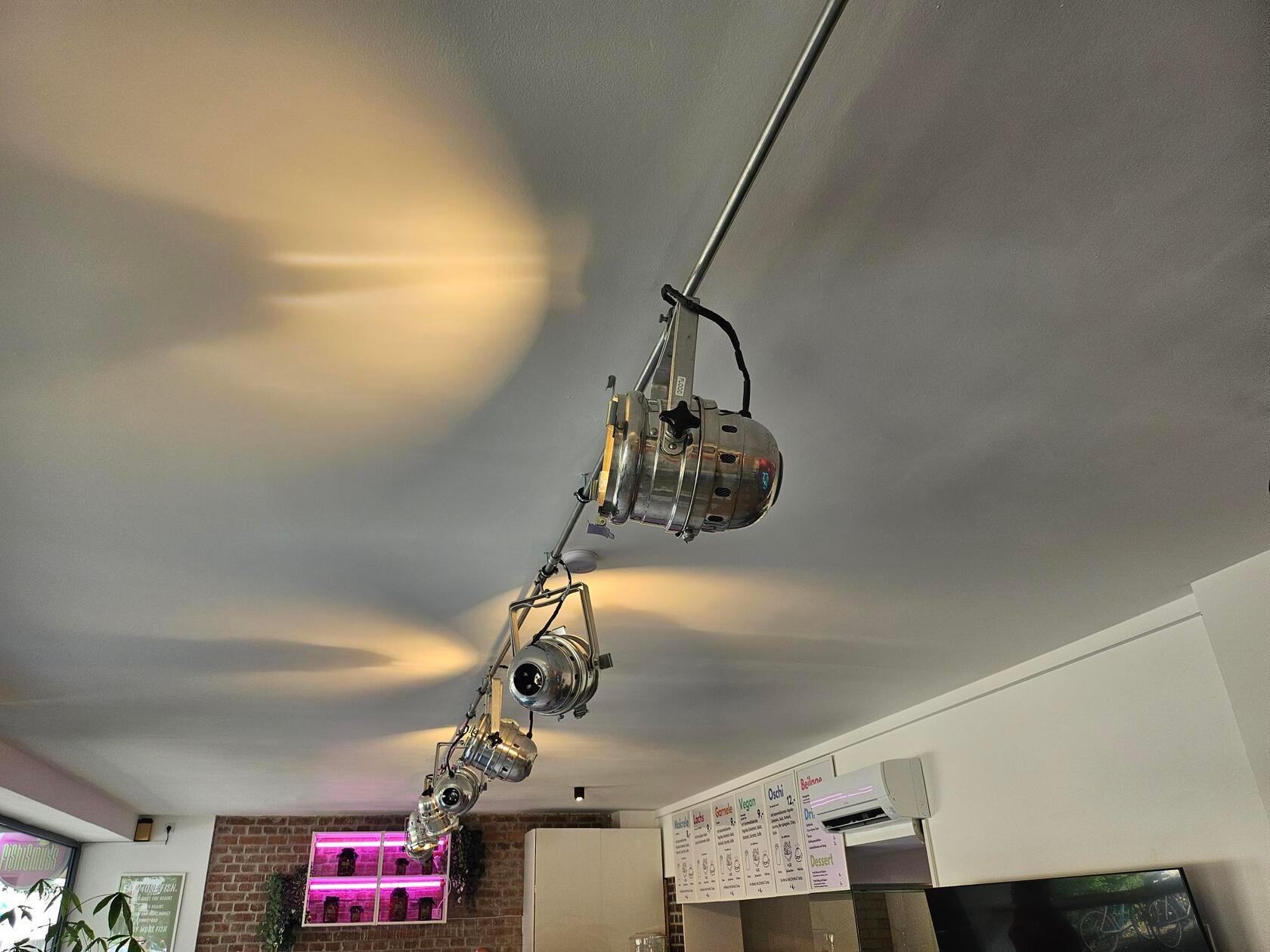 An der Decke hängen alte Bühnenscheinwerfer, diese haben die Atlis selbst umgebaut. Große Teile der Inneneinrichtung hat das Paar gebraucht gekauft und selbst upgecyclet.
