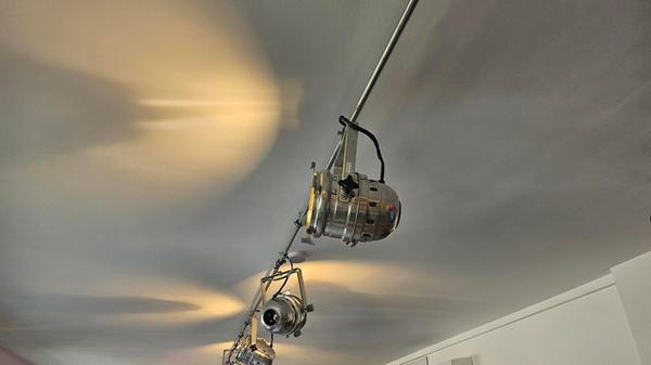 An der Decke hängen alte Bühnenscheinwerfer, diese haben die Atlis selbst umgebaut. Große Teile der Inneneinrichtung hat das Paar gebraucht gekauft und selbst upgecyclet.
