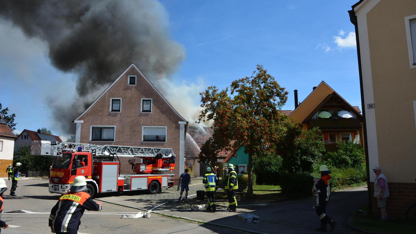 Das Wohnhaus in der Dorfmitte von Laubenzedel blieb unbeschadet, doch die Scheune dahinter ist voll ausgebrannt. Das Wohnhaus in der Dorfmitte von Laubenzedel blieb unbeschadet, doch die Scheune dahinter ist voll ausgebrannt.
