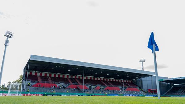 Für die Erstrundenpartie war das Fürther Kleeblatt an diesem Samstag, 17. August, beim Fünftligisten TSV Schott Mainz zu Gast - allerdings nicht an dessen eigentlicher Heimstätte, dem Otto-Schott-Sportzentrum, sondern im größeren Bruchweg-Stadion, der ehemaligen Heimat des Bundesligisten Mainz 05.