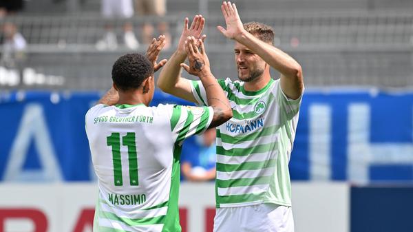 Die erste Chance der Partie gehört zwar dem Fünftligisten nach rund 90 Sekunden - der erste Treffer gelingt aber den Fürthern in Person von Dennis Srbeny, der nach einem Abpraller kraftvoll und souverän aufs leere Tor der Mainzer vollendet.