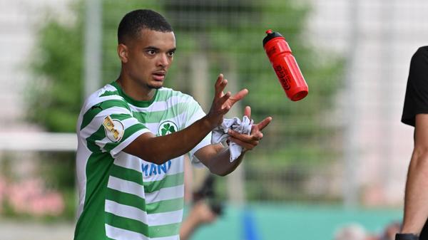 Trotz moderater Temperaturen von 26 Grad Celsius bittet Schiedsrichter Felix Prigan nach 25 Minuten zur Trinkpause - ein Standard-Vorgehen im DFB-Pokal.