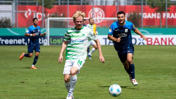 Kurz darauf, nach gut 30 Minuten, muss Jomaine Consbruch mit einer Knöchelverletzung den Platz verlassen. Für ihn kommt Niko Gießelmann ins Spiel. Besonders bitter: Es war Consbruchs erster Startelf-Einsatz in dieser noch jungen Saison.