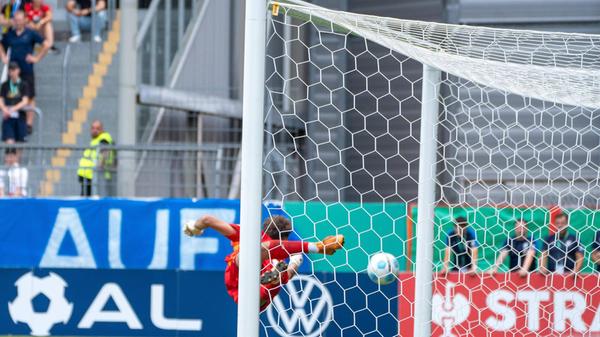 Nächste Fürther Großchance: Aus über 25 Metern setzt Routinier Julian Green einen satten Freistoß an den linken Pfosten von Schott-Keeper Balters.