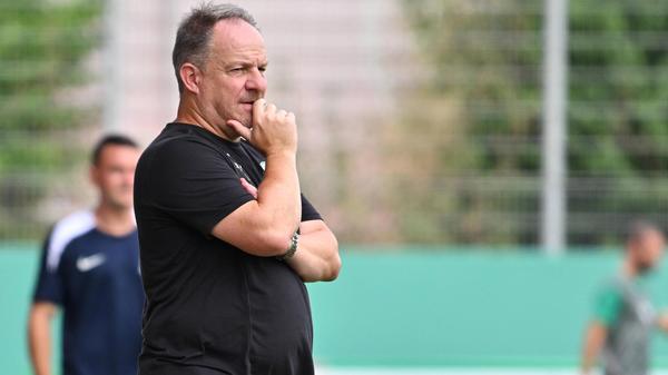 Zur Halbzeit kann Fürth-Coach Zorniger einigermaßen zufrieden sein. Das Kleeblatt ist überlegen, ein Klassenunterschied von drei Ligen ist aber nicht immer zu erkennen. Glück auch für das Kleeblatt, dass die Mainzer mit ihren zwei Großchancen in der 2. und der 19. Minute nicht zu Treffern gekommen waren.