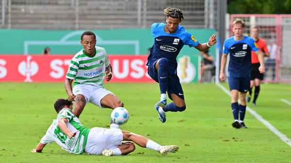 Mann des Spiels seitens Schott Mainz ist ohne Zweifel der 19 Jahre junge Ismael Wiegand, der an allen gefährlichen Situationen für den Fünftligisten meist als Vorlagengeber beteiligt ist und der Fürth-Verteidiger Maximillian Dietz ein ums andere Mal arge Probleme bereitet.