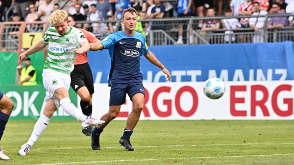 In den ersten 20 Minuten der zweiten Halbzeit sind die Spieler aus der Kleeblatt-Stadt endgültig drückend überlegen - ohne dabei jedoch zu Toren zu kommen. Ein ums andere Mal scheitern Hrgota & Co. wahlweise am Mainzer Keeper Balters, am finalen Pass oder doch am eigenen Zielvermögen.