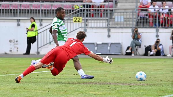 Es dauert schließlich bis zur 82. Minuten, bis Neuzugang Marlon Mustapha das Kleeblatt erlöst. Nach einem Fehler im Aufbauspiel der Mainzer ist es der Neuzugang aus Como, der den Ball nach einem Querpass von Massimo letztlich unbedrängt im Kasten des Fünftligisten unterbringt - 2:0 aus Fürther Sicht.