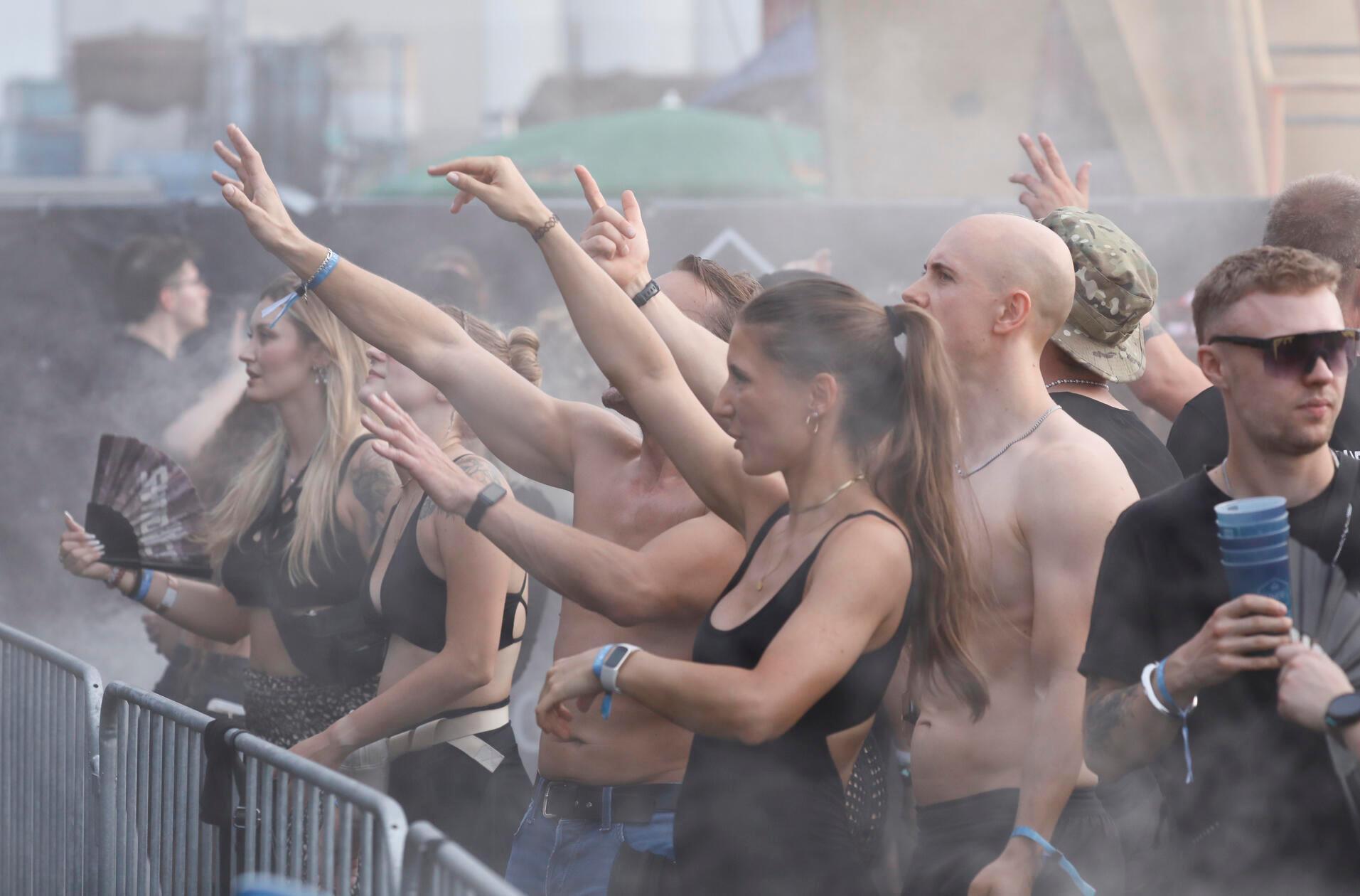 Unter dem Motto "Anchored In Bass" gab es auch dieses Jahr wieder musikalische Darbietungen vor einer atemberaubenden Container- und Hafenkrankulisse.