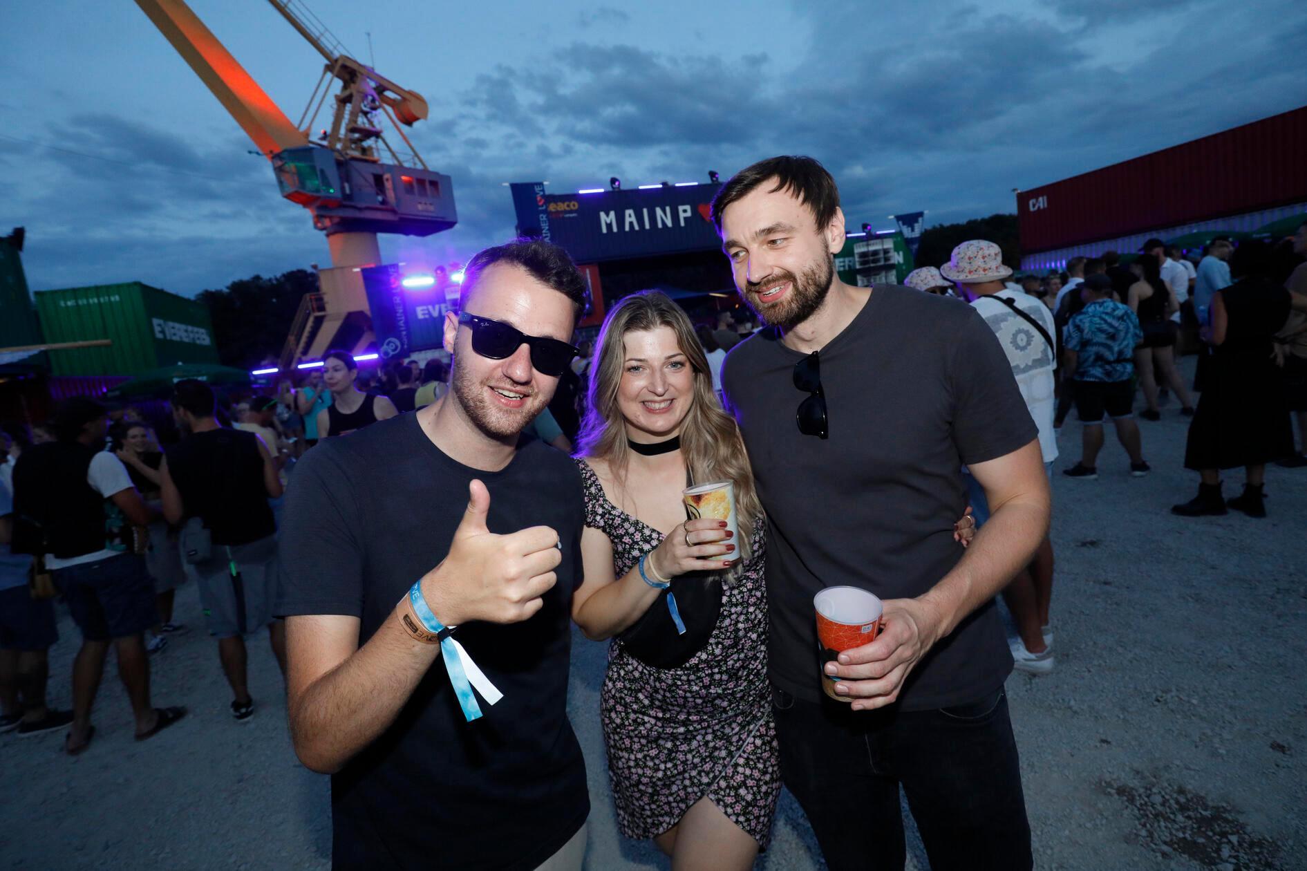 Das Festival startete am Samstag um 12 Uhr, bis 23 Uhr konnten die Menschen feiern. Danach ging es im Hirsch und in der Rakete mit der Aftershow-Party weiter.