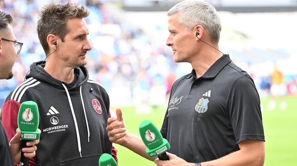 Die beiden Trainer Miroslav Klose und Rüdiger Ziehl kennen sich noch aus Kaiserslauterer Zeiten - ob sie nur bei den Amateuren der roten Teufel, oder auch bei den Profis gemeinsam auf dem Platz standen, vermögen die beiden Coaches im Interview vor Anpfiff aber nicht mehr zu sagen.