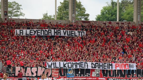 Die mitgereisten Clubfans begrüßen mit ihrer Choreografie den nach Nürnberg zurückgekehrten Javier Pinola. Die Vereinslegende steht bei diesem Spiel erstmals als Co-Trainer an der Seitenlinie.