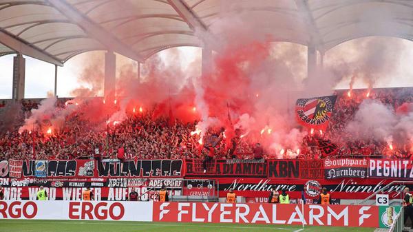 Auch Pyrotechnik zünden die Nürnberger, wie auch die Saarbrücker Fans, schon vor Spielbeginn.