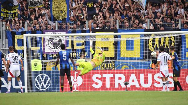 Nach einem Zuspiel von Knoche ist es Startelf-Debütant Michal Sevcik, der Ball per Traumtor vom 16er-Rand im Kasten von FCS-Keeper Menzel unterbringt.