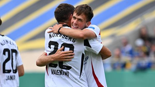 Entsprechend groß ist der Jubel bei den beiden Startelf-Wechseln Enrico Valentini und dem Torschützen Michal Sevcik.