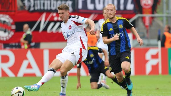 Der Rest von Halbzeit eins läuft relativ ereignislos. Ein Klassenunterschied ist nicht zu erkennen, die Saarbrücker bleiben vor dem Tor aber harmlos. Wird es gefährlich, sind dafür meist Nürnberger verantwortlich.