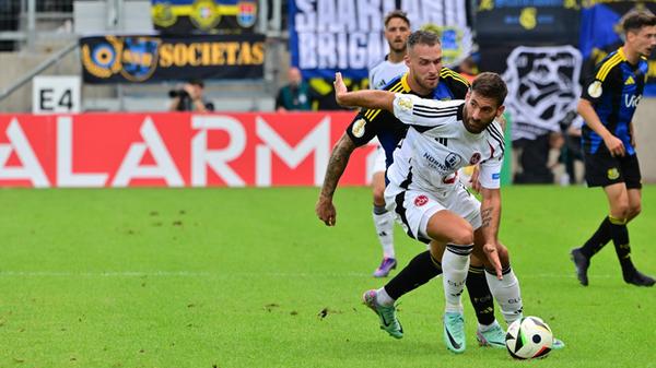 Nach dem Pausentee kommt der Club zunächst besser aus der Halbzeit, übernimmt klar die Kontrolle.