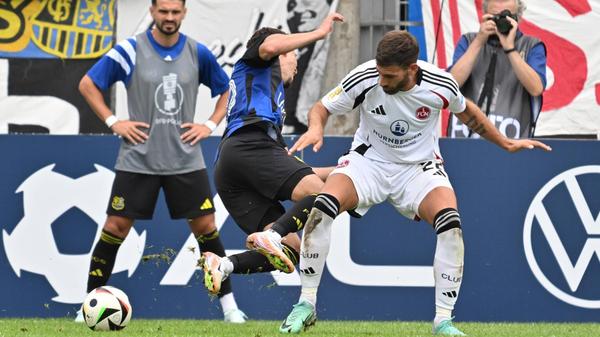 In der 63. Minuten die Schrecksekunde: Zweifelsfrei bringt Valentini den Saarbrücker Naifi im Strafraum zu Fall...