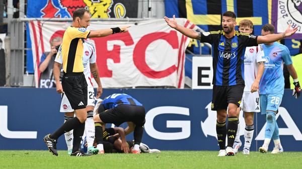 ... doch weil das Schiedsrichter-Gespann gut aufpasst, sieht es das kurz zuvor begangene Foul von Brünker am eingewechselten Karafiat. Kein Elfmeter, Freistoß für Nürnberg, Aufatmen bei den Cluberern.